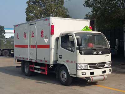 程力威牌CLW5074XZW5型杂项危险物品厢式运输车