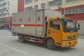 程力威牌CLW5114XZWE5型杂项危险物品厢式运输车