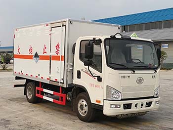 程力牌CL5040XZWC6型杂项危险物品厢式运输车