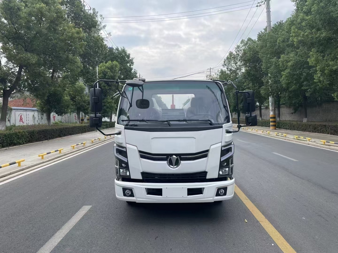 飞碟奥驰混动勾臂垃圾车